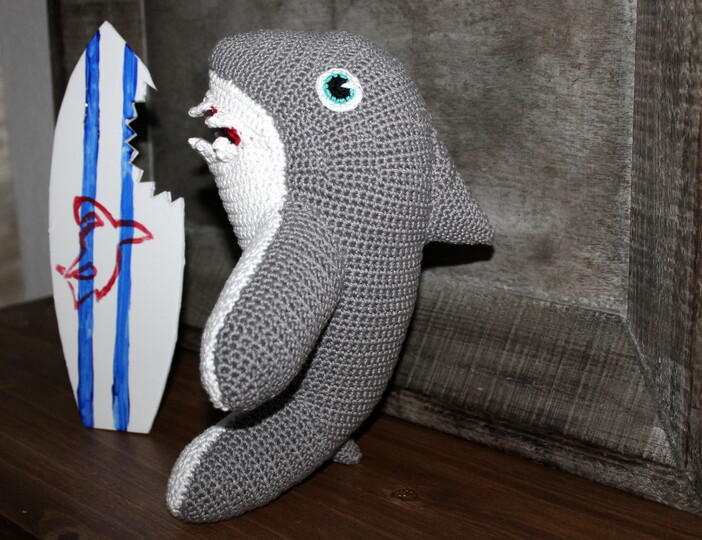 Crochet a Shark – Harry, a white shark with a red mouth (EN & DE)