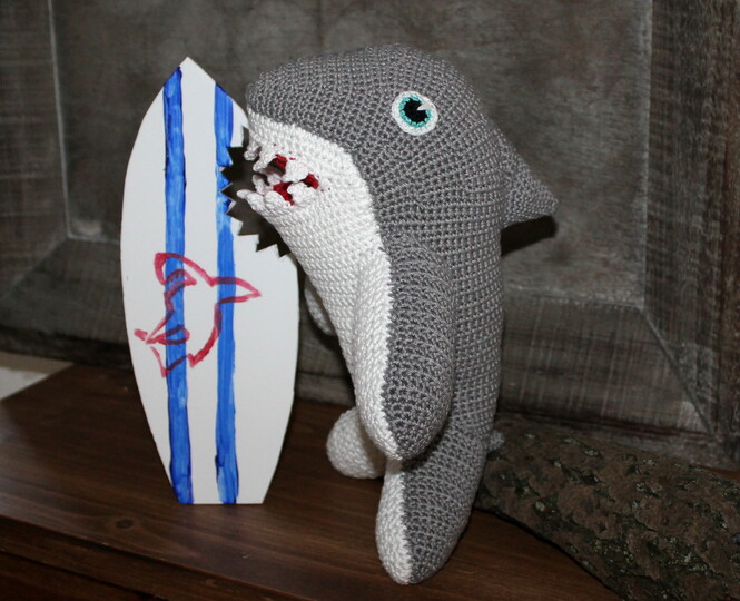 Crochet a Shark – Harry, a white shark with a red mouth (EN & DE)