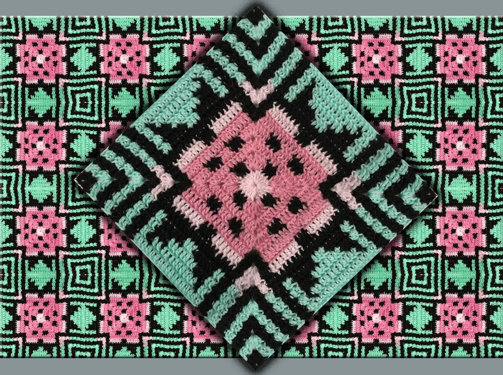 Nahaufnahme einer gehäkelten Decke mit rosa, mintgrünen und schwarzen quadratischen Mustern