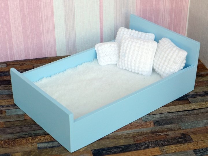 Einfaches Puppenbett im Bauhaus-Stil