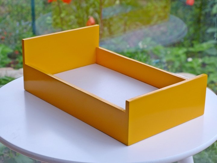 Einfaches Puppenbett im Bauhaus-Stil