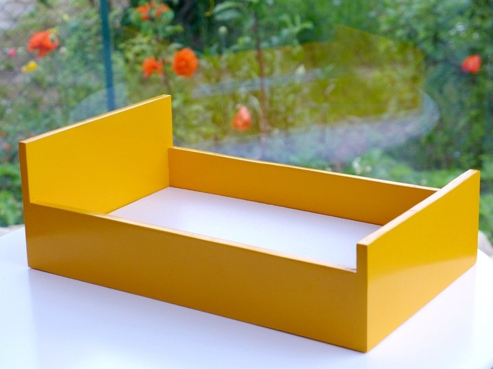 Einfaches Puppenbett im Bauhaus-Stil