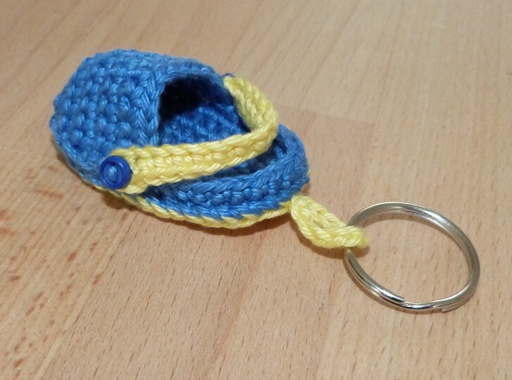 Crochet pattern for a cute key chain clog