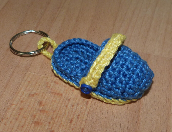 Crochet pattern for a cute key chain clog