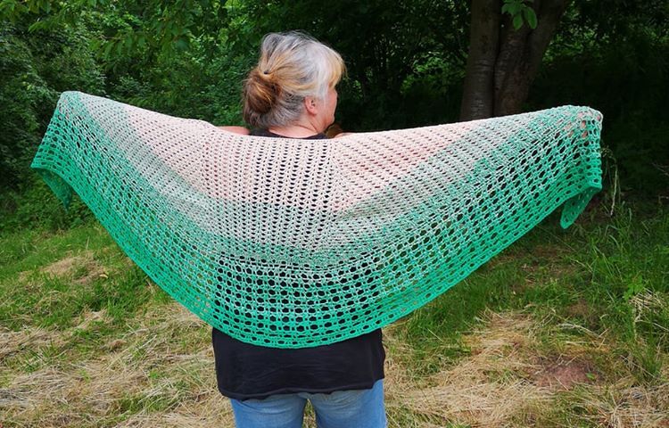 Häkeltuch/Schultertuch  ²Enya", halbrunde Form, ideal zum Einkuscheln - Bild 5