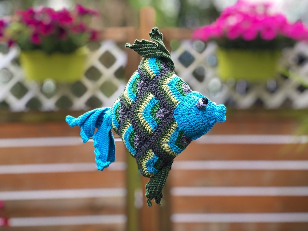 Gehäkelter Amigurumi-Fisch blau-grün mit quadratischem Muster, Seitenansicht