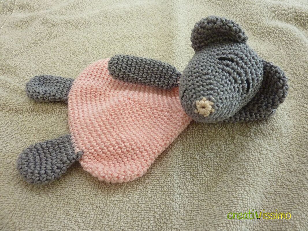 Gehäkeltes Schmusetuch in Form einer Maus, grau und rosa, auf hellem Hintergrund