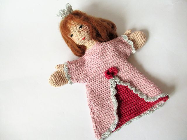 Gehäkelte Prinzessinnen-Handpuppe mit rosa Kleid, braunen Garnhaaren und silberner Krone