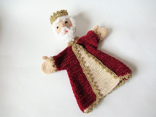 Gehäkelte Handpuppe König mit rotem Mantel, goldener Krone und weißem Bart auf hellem Hintergrund.