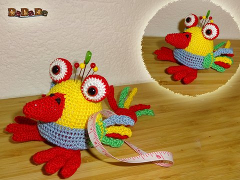 Nadelkissen mit Rollmaßband Paradies-Vogel, von DaDaDe