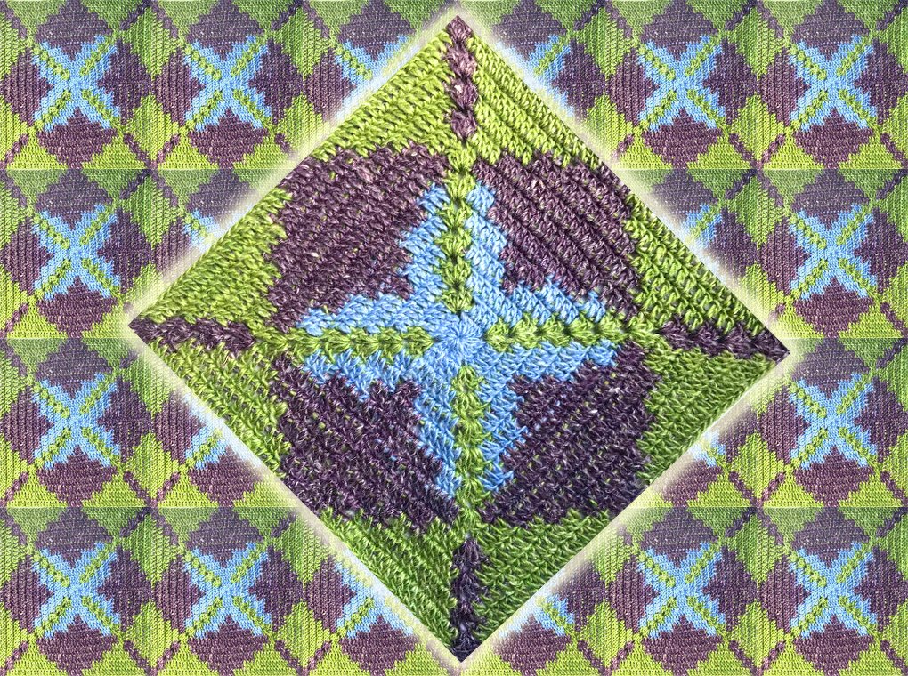 Häkelquadrat mit diagonalem Rautenmuster in Grün, Blau und Violett