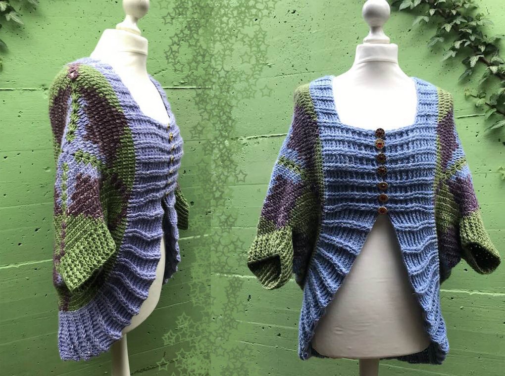 Gehäkelte kurze Damenjacke in Blau, Grün und Violett auf Schaufensterpuppe in Front- und Seitenansicht