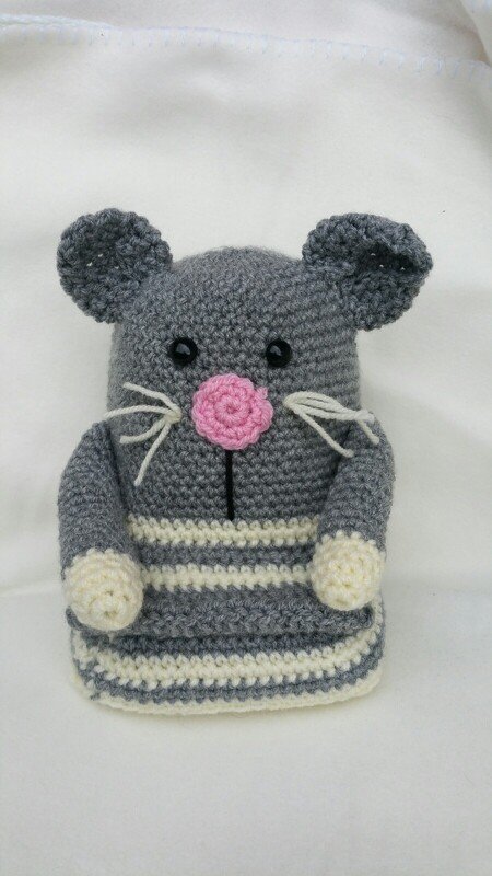 Gehäkelte graue Maus-Handpuppe mit rosa Nase und weiß-grauen Streifen