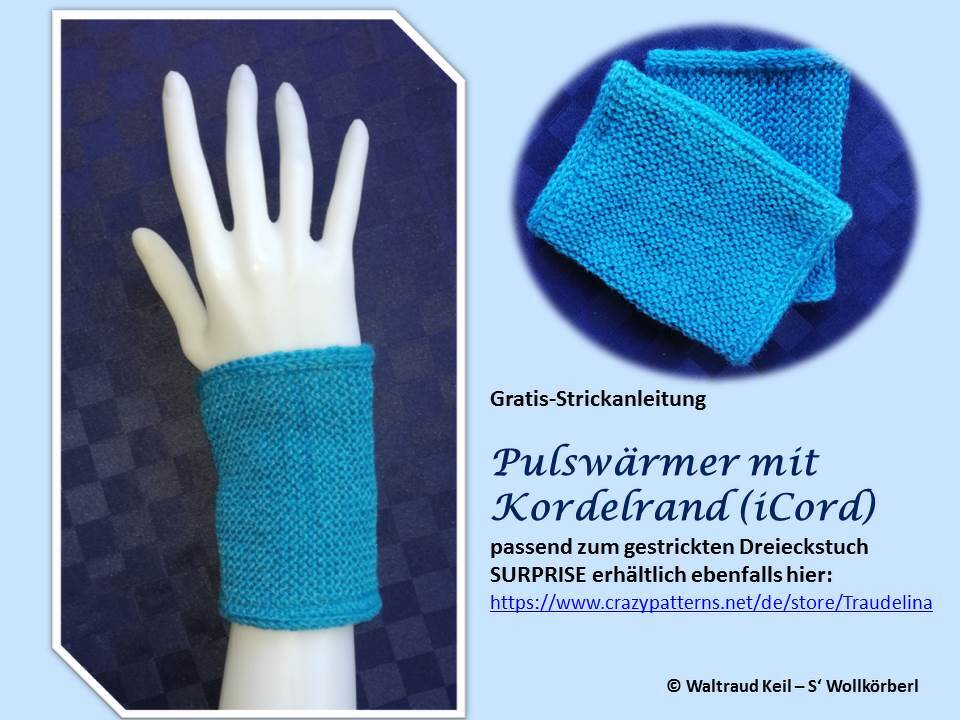 Türkisfarbene gestrickte Pulswärmer mit i‑Cord‑Rand, eines am Handmodell, eines gefaltet