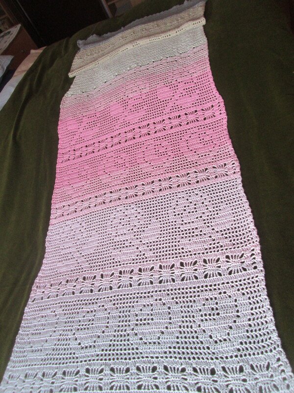 Langer gehäkelter Schal in Weiß bis Rosé mit Lochmustern und blütenähnlichen Quadraten