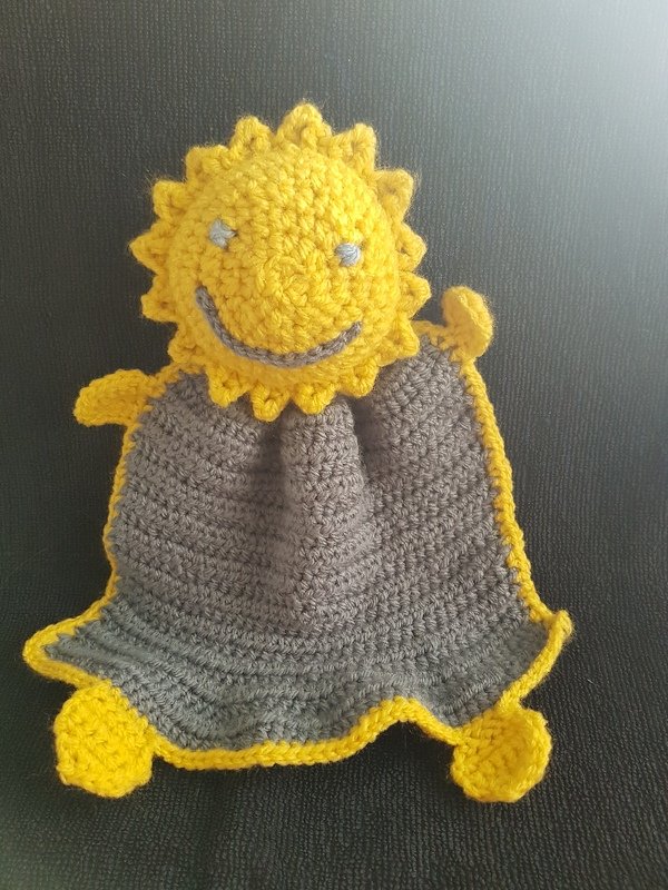 Gehäkeltes Schmusetuch mit Sonnenkopf, gelb und grau
