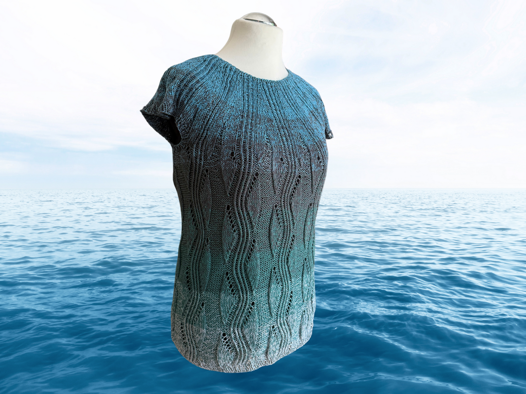 Gestricktes Damen-Shirt mit blau-grauem Farbverlauf und vertikalem Ajourmuster auf Schneiderpuppe