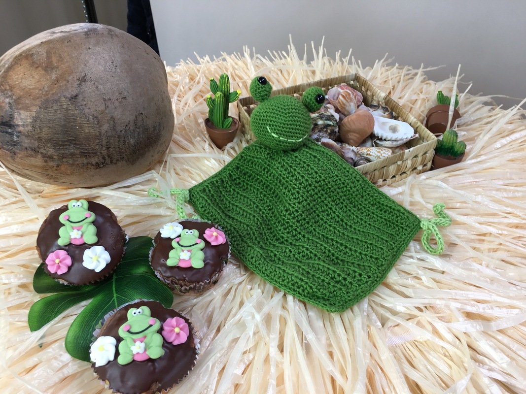 Grünes gehäkeltes Frosch-Schmusetuch mit Strukturmuster und Eckknoten