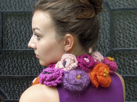 Halswärmer "Rosengarten" bunter Restefresser für Anfänger, Wollreste verwerten