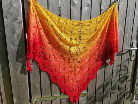 Strickanleitung "Catch the Sun" großes Dreieckstuch aus Farbverlaufsgarn