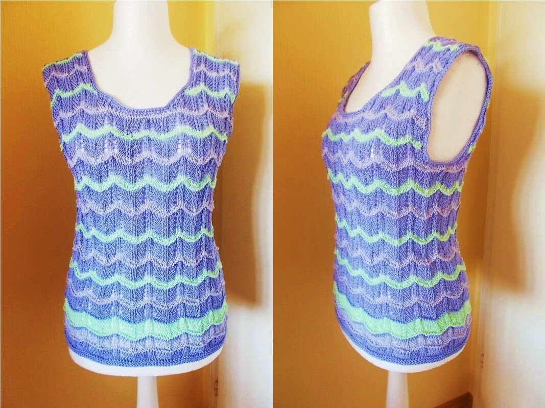 Ärmelloses gestricktes Damen-Top mit Wellenmuster in Lila und Mintgrün auf einer Schneiderpuppe, Vorder- und Seitenansicht.