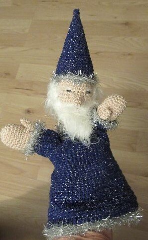 Gehäkelte Zauberer-Handpuppe in dunkelblau mit spitzem Hut und weißem Bart