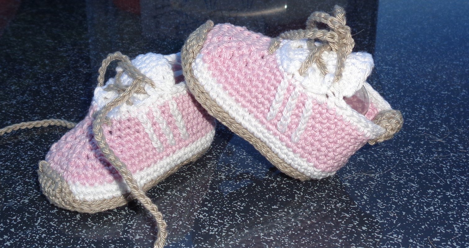 Gehäkelte Babysneaker in Rosa, Weiß und Beige mit Schnürsenkeln