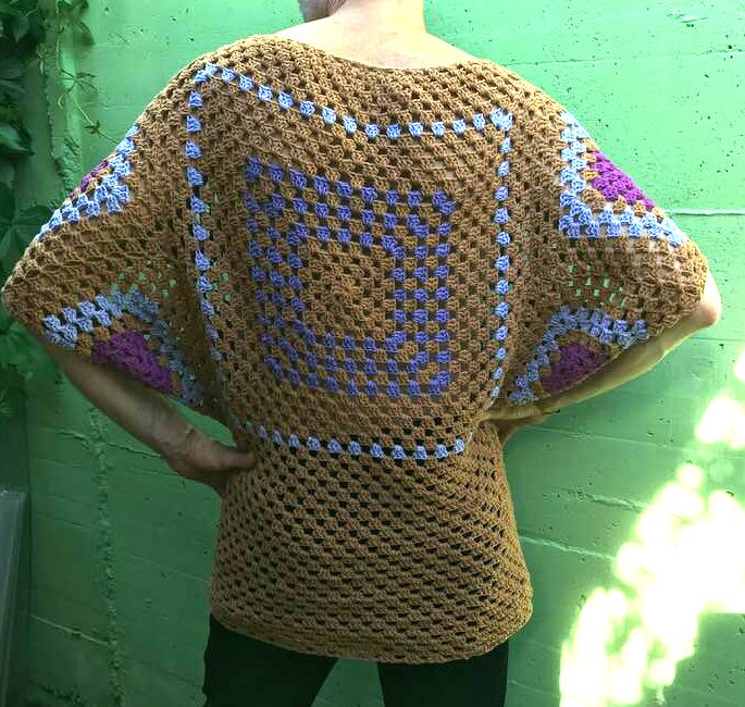 Person von hinten in gehäkeltem Boho-Oberteil mit großem quadratischem Granny-Muster