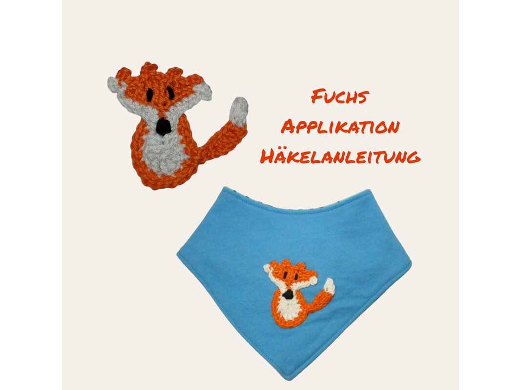 Gehäkelte orange-weiße Fuchs-Applikation neben blauem Babyhalstuch mit aufgenähtem Fuchs