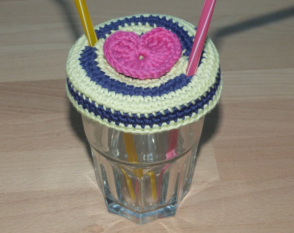 Häkelanleitung für einen Glasdeckel mit 2 Trinkhalmhaltern "für Verliebte"