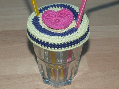 Häkelanleitung für einen Glasdeckel mit 2 Trinkhalmhaltern "für Verliebte"