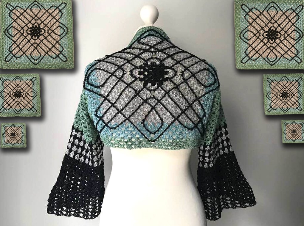 Mannequin trägt gehäkelten Bolero mit großem quadratischen Rückmotiv in Mint bis Schwarz und ausgestellten Ärmeln