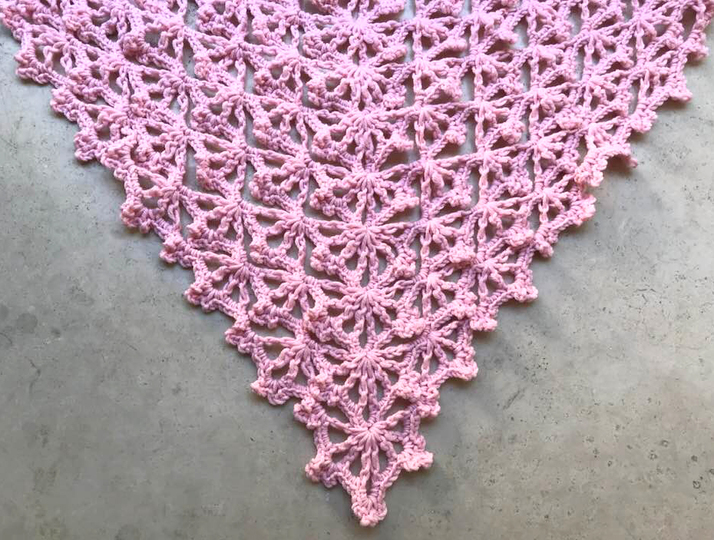 schönes, neues Dreieckstuchmuster