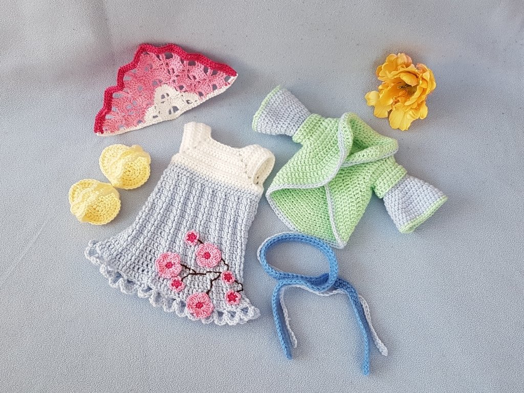 Häkelanleitung Puppenkleidung, Kiomi das Kirschblütenmädchen