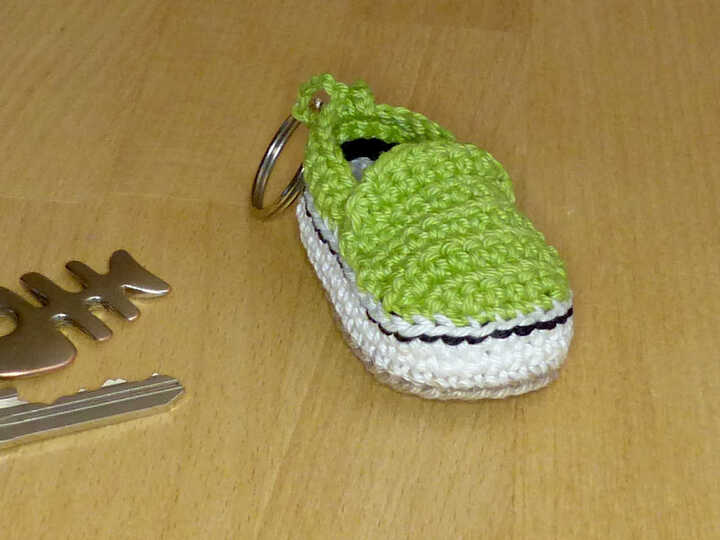 Häkelanleitung Schlüsselanhänger "Slipper"
