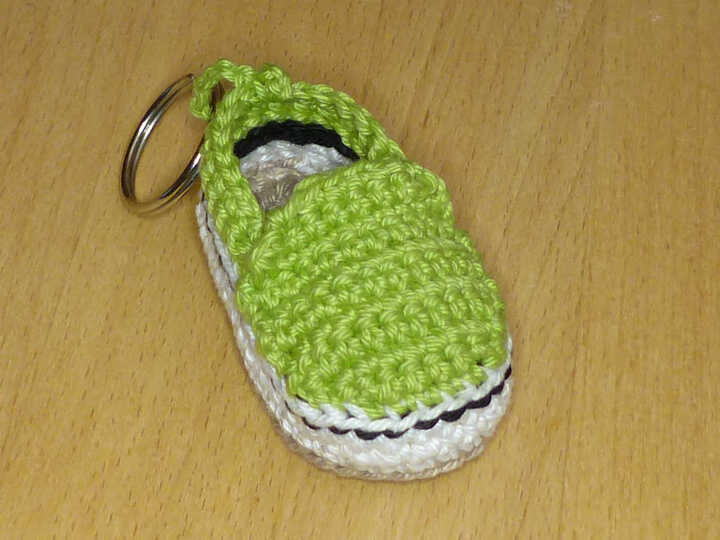 Häkelanleitung Schlüsselanhänger "Slipper"