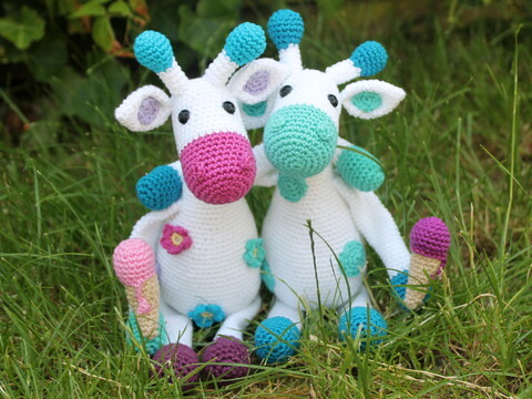 Giraffen häkeln – zwei Giraffen in einer Anleitung, ca. 25 cm (DE & EN)