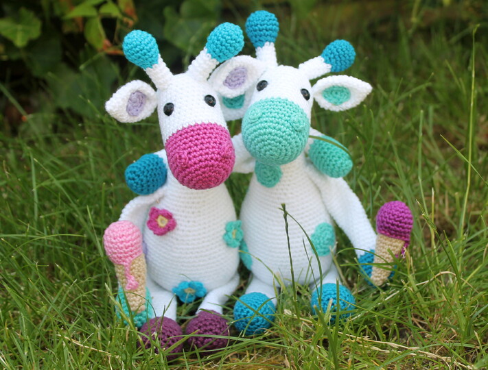 Giraffen häkeln – zwei Giraffen in einer Anleitung, ca. 25 cm (DE & EN)