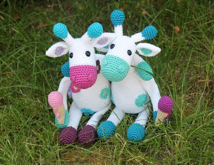 Crochet Giraffes – two amigurumi giraffes in one pattern (EN & DE)