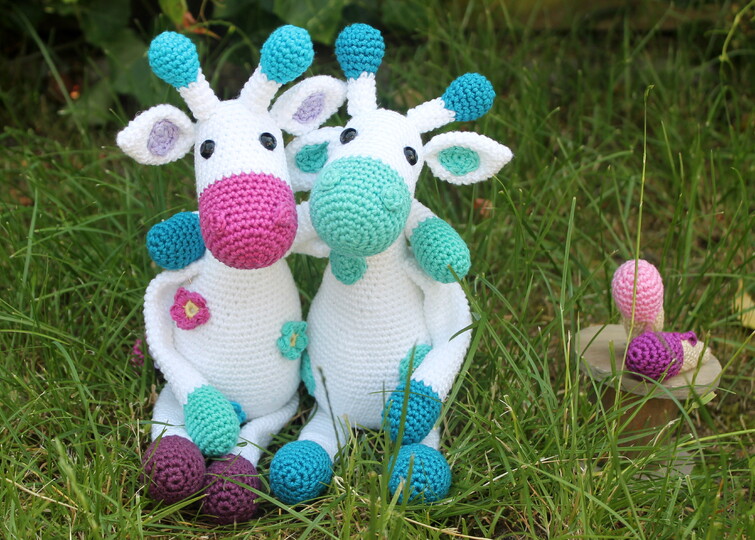 Giraffen häkeln – zwei Giraffen in einer Anleitung, ca. 25 cm (DE & EN)