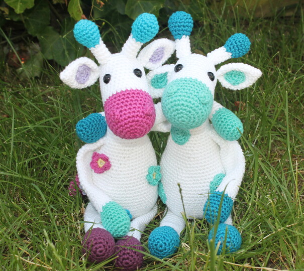 Giraffen häkeln – zwei Giraffen in einer Anleitung, ca. 25 cm (DE & EN)