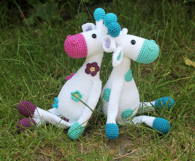Giraffen häkeln – zwei Giraffen in einer Anleitung, ca. 25 cm (DE & EN)