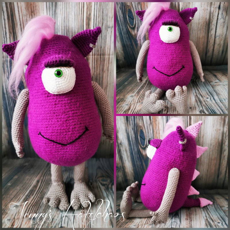 Lila gehäkeltes einäugiges Amigurumi‑Monster mit rosa Mähne, Collage mit Vorder‑ und Seitenansichten