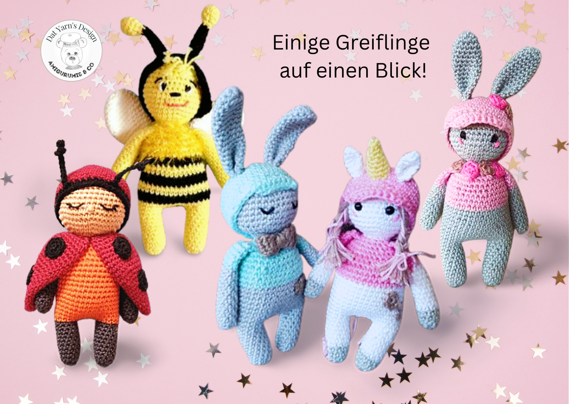 Fünf gehäkelte Amigurumi-Greiflinge (Marienkäfer, Biene, zwei Hasen, Einhorn) auf rosa Hintergrund mit Sternen.