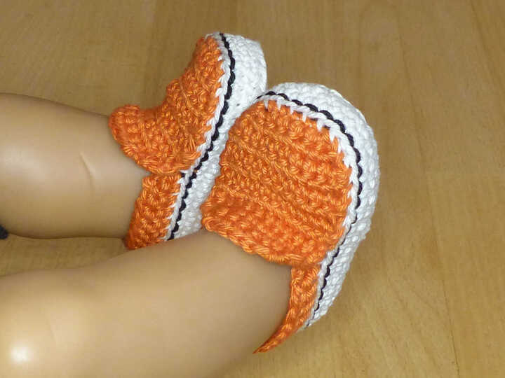 Häkelanleitung für niedliche Puppen-Slipper in 2 Größen