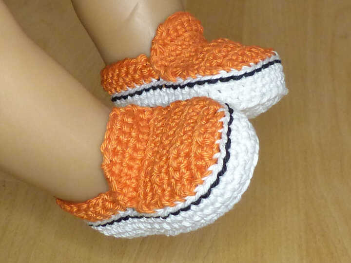 Häkelanleitung für niedliche Puppen-Slipper in 2 Größen