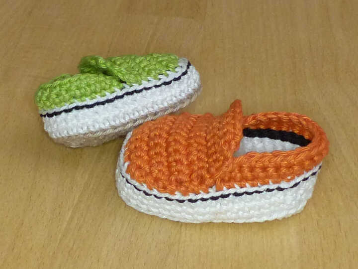 Häkelanleitung für niedliche Puppen-Slipper in 2 Größen