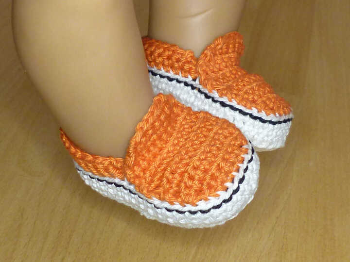 Häkelanleitung für niedliche Puppen-Slipper in 2 Größen