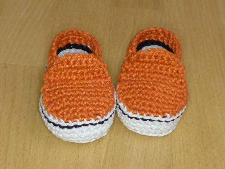 Häkelanleitung für niedliche Puppen-Slipper in 2 Größen
