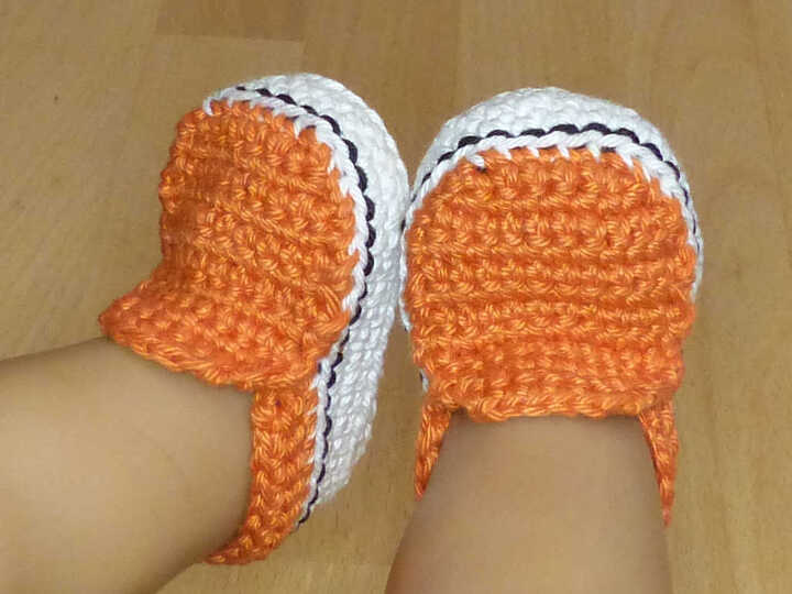 Häkelanleitung für niedliche Puppen-Slipper in 2 Größen